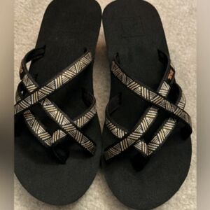 New Teva Black and Gold Strappy Platform Sandals Flip Flops Size 6.